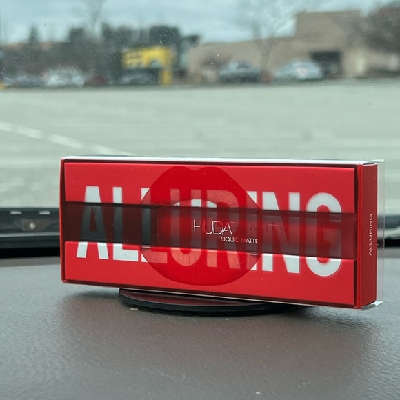 ALLURING HUDA BEAUTY Liquid Matte Lipstick - Picture 6 of 9